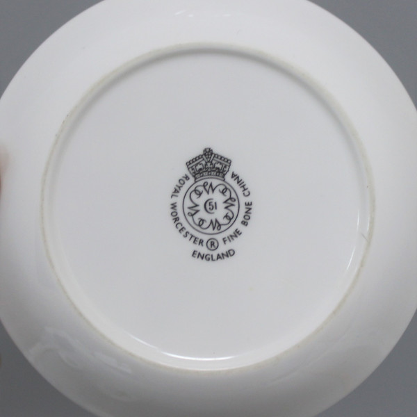 Розетка Royal Worcester серые цветы